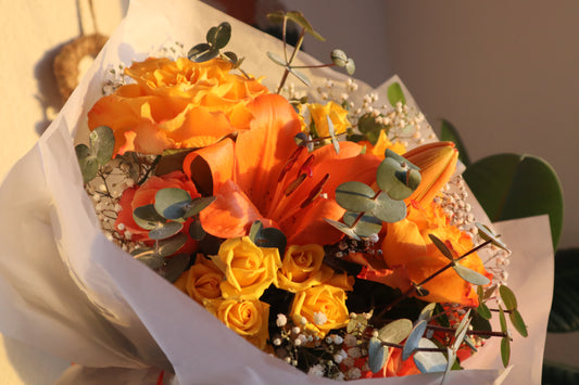 Rosenbouquet mit Lilie